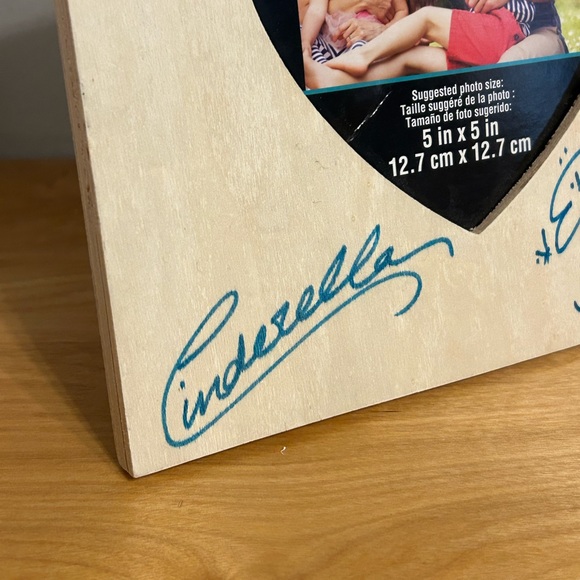 Disney Princess autographed 5x5 photo frame - Picture 3 of 6